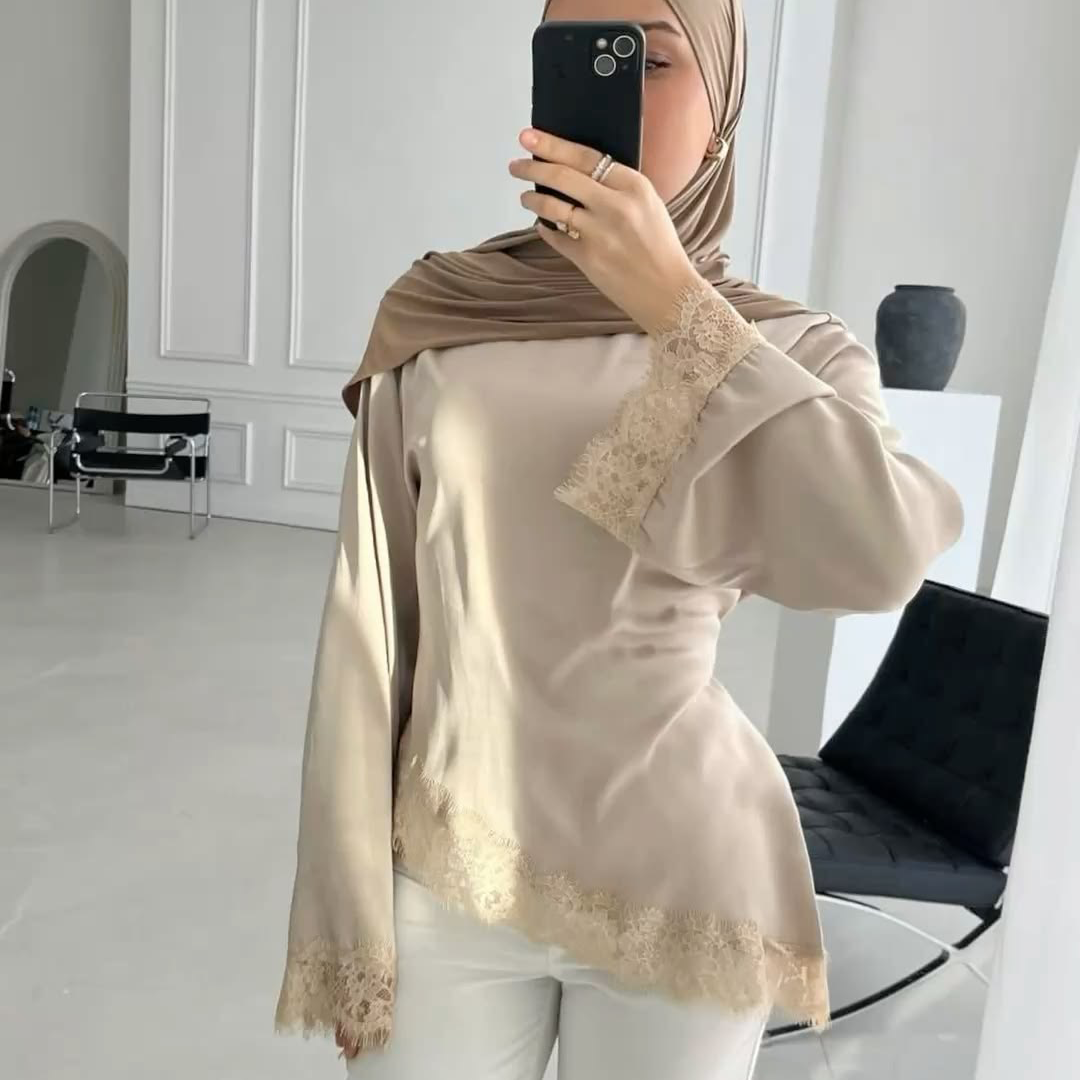 Haut chic avec finition dentelle.