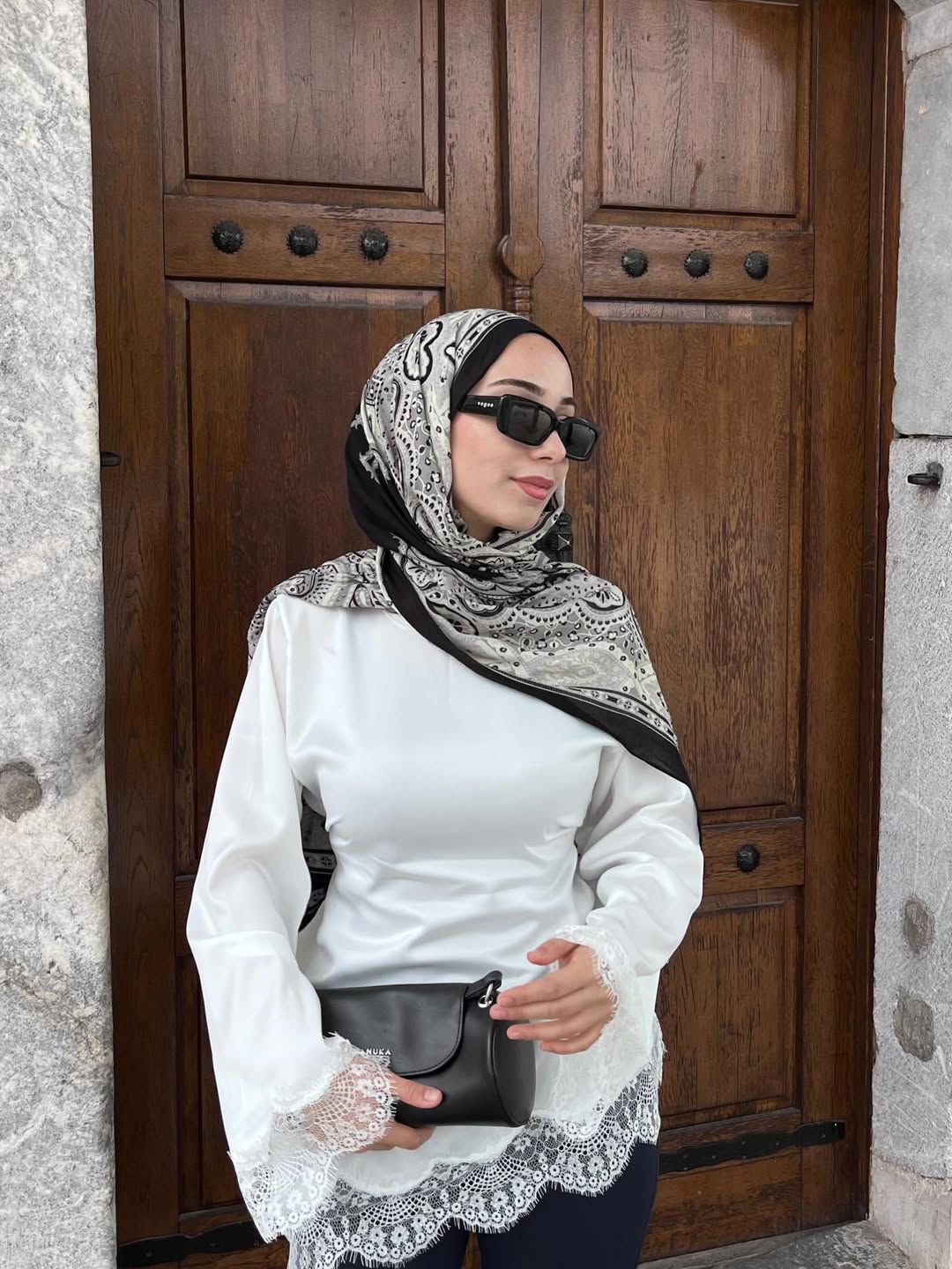 Haut chic avec finition dentelle.