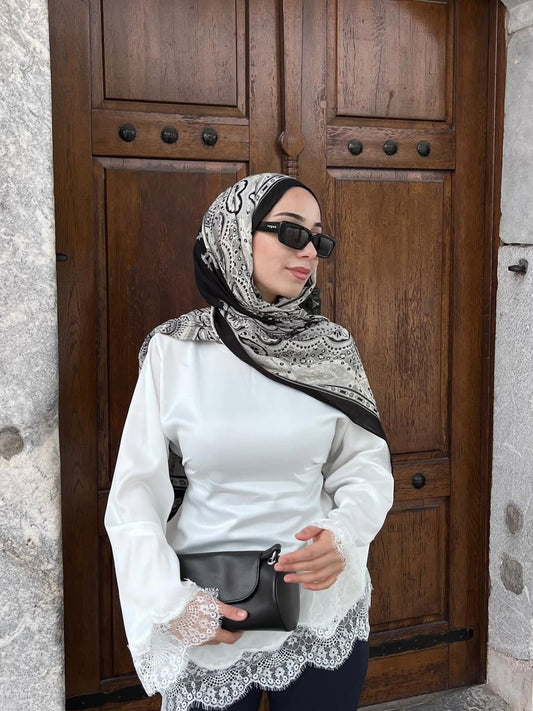 Haut chic avec finition dentelle.