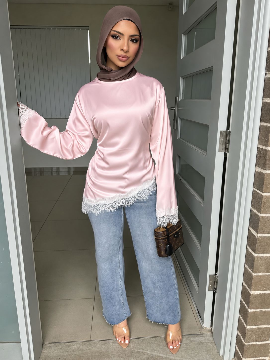 Haut chic avec finition dentelle.