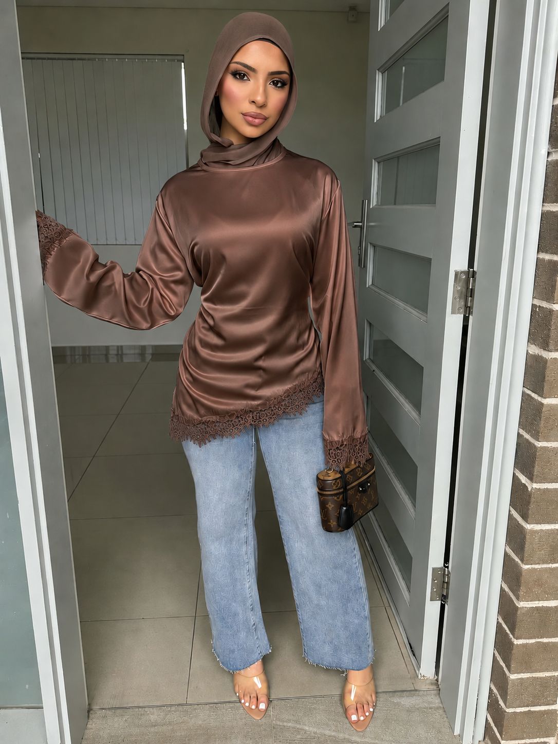 Haut chic avec finition dentelle.